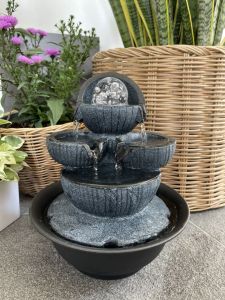 น้ำพุมงคลขนาดตั้งโต๊ะ และสวนขนาดเล็ก