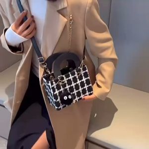 คลิกที่: กระเป๋าใหม่ของผู้หญิงสามารถใช้เป็นกระเป๋าสะพายหรือกระเป๋าถือได้ - พวงกุญแจแถม มีพวงกุญแจแ�