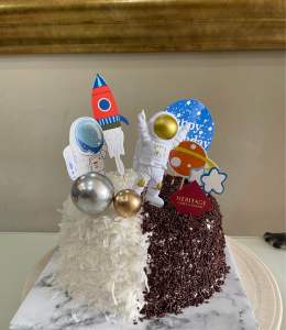 [Birthday Cake] Astronaut Cake [Halal Birthday Cake]  Premium Custom Cake / Lapis Surabaya / Pandan Cake / Red Velvet Cake