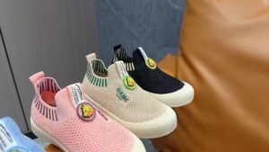 Korean version of the new childrens casual sports shoes flying woven shoes men and women baby non-slip mesh slip-on outdoor sports shoes