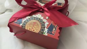 กล่องของขวัญสไตล์จีน สีแดง ดีไซน์ลายไทย พร้อมโบว์และเชือกหิ้ว สำหรับขนมเปี๊ยะ/เค้ก/ส้ม พร้อมส่ง