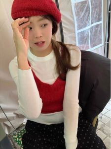 ชุดเสื้อกั๊กคอวีสีแดงสไตล์เกาหลีสำหรับผู้หญิง ชุดเสื้อชั้นในสองชิ้น ชุดแฟชั่นฤดูใบไม้ผลิและฤดูใบไม้ร่วง