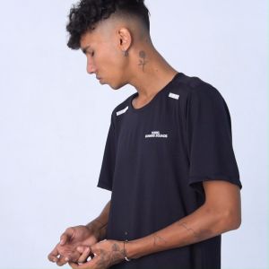 Jersey Running Hitam: Pakaian Olahraga Pria yang Nyaman & Aerodinamis