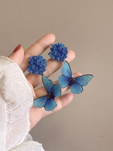 ต่างหูรูปผีเสื้อสามมิติประดับดอกไม้สีฟู่ทองแดงสำหรับผู้หญิง ต่างหูแบบคล้องหูสไตล์จีนโบราณ เครื่องประดับแฟชั่นสำหรับผู้หญิง