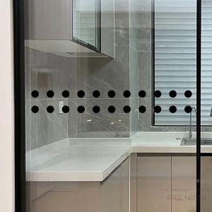 กระดาษติดตกแต่งขอบกระจกแบบเรียบง่าย มีลายจุด ป้องกันการชน สำหรับห้องน้ำและครัว กระดาษติดตกแต่งขอบหน้าต่างแบบเปิดสองทาง แผ่นป้องกันแสงแดด กาวติดได้