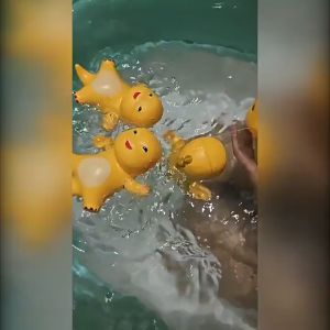 Mainan Mandi Bayi/Mainan Nailong Dino Kuning Berenang Lucu/Tanpa Batrai mainan renang bayi bayi yang berusia 1-3 tahun