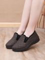 Old Beijing Cotton Shoes Women's Winter Warm Boot Thickened Anti-slip Soft Bottom Casual Shoes for Middle-aged And Elderly. 