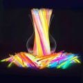 Glowstick stik fosfor stick nyala dalam gelap lampu konser graduation promnight party disco time takbiran idul fitri adha lebaran puasa natal tahun baru. 