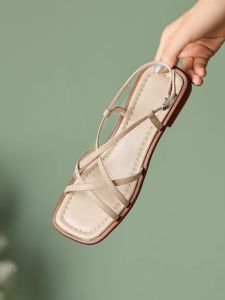 รองเท้าแตะส้นแบนแบบสวมหัวเหลี่ยมแบบสวมหัวข้างเดียวสำหรับผู้หญิง ทรงสปอร์ต ฤดูร้อน 2024 รองเท้าแตะสไตล์โรมันแบบสวมหัวข้างเดียวที่สวมใส่สบาย