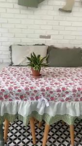 Khăn trải bàn phối bèo viền ren hoa nhí vintage dễ thương vải bố thô nhiều kích thước trang trí Nhà Xinh Decor