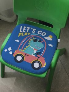 เบาะเก้าอี้พลาสติกสำหรับเด็กอนุบาลเด็กผู้ชายในฤดูใบไม้ร่วงและฤดูหนาวเบาะรองนั่งขนาดเล็กสำหรับเครื่องบินในรถยนต์ลายการ์ตูนเบาะเก้าอี้ไม้เนื้อแข็งแถบยางยืด