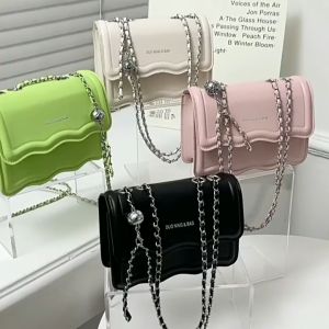 LVOD รับส่วนลด 10% สำหรับผู้ที่มาก่อนได้ก่อน กระเป๋าผู้หญิงสะพายไหล่ข้างเดียวแบบเรียบง่ายและแบบลำลองถุงผ้าผ้ากำมะหยี่สีทึบกระเป๋าถุงผ้าใบแบบพกพากระเป๋าสะพายพาดลำตัวขนาดเล็ก