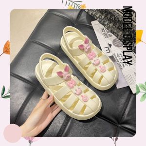 KDAShop 🔥 สินค้าแนะนำ รองเท้าแฟชั่นเกาหลี รองเท้าแตะมีสายรัดส้น | ตัวติดสุดน่ารักสีชมพูหวานละมูน | เหมาะสมกับการใส่ในวันชิลล์ และเดินเล่