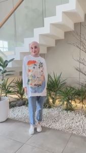 Kaos Oversize wanita Import Motif Ilustrasi Artistik – Desain Depan & Belakang Unik