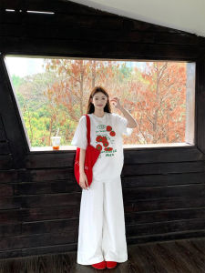 เสื้อยืดแขนสั้นผ้าฝ้ายแท้สีแดง ทรงหลวม สำหรับผู้หญิง ฤดูร้อน 2025 ดีไซน์ใหม่ ทรงหลวม แขนสั้น ทรงหลวม แขนสั้น แขนสั้น