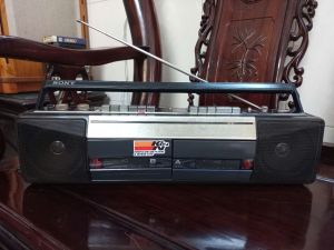 Cassette Sony CFS-W301S còn đẹp như hình zin nguyên bản.