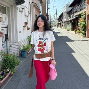 T-Shirt Wanita Putih Ukuran Besar Lengan Pendek  Motif Tomat Artistik & Desain Korea Jepang  Katun Tipis Bernapas Premium  Streetwear Longgar Slim Fit  Tren Musim Panas 2025 Gaya Minimalis Mewah  Santai  Rasa mewah dan premium  Modis  Kerah bulat  Tops