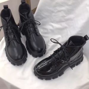 ปลอดภัย รองเท้าบูทมาร์ติน สไตล์อังกฤษ นิ้วเท้ากลม ส้นหนา ด้านล่างหนา รองเท้าบูทหุ้มข้อผูกเชือก 35-42