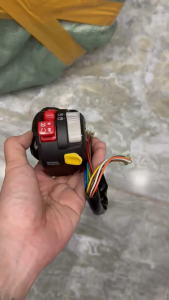 Cùm trái Honey nhiều nút điều khiển xe máy.