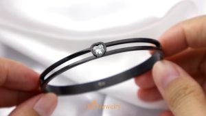 555jewelry กำไลข้อมือ สแตนเลสสตีลแท้ แบบวงรีเปิด-ปิดได้ ประดับเพชร CZ รุ่น MNC-BG374 - สร้อยข้อมือผู้หญิง กำไลข้อมือหญิง สร้อยข้อมือแฟชั่น กำไลแฟชั่น