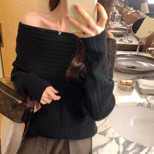 เสื้อสเวตเตอร์คอวีสีแดง ทรงหลวม แขนยาว ปกติ อบอุ่น สำหรับผู้หญิง ฤดูใบไม้ร่วง/ฤดูหนาว 2025 ใหม่ ลำลอง ไฮเอนด์ โชว์ไหล่