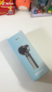 Quạt cầm tay mini nhiều cấp độ gió tiện lợi dễ mang theo.