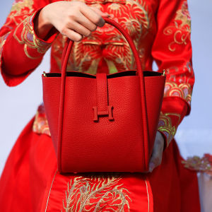กระเป๋าผู้หญิงทรงถังสีแดงสำหรับงานแต่งงาน ความจุขนาดใหญ่ กระเป๋าสะพายข้างแบบสะพายไหล่ข้างเดียว กระเป๋าผู้หญิงแบบลำลอง