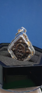 Very RareUniqueSpecialSuper Famous Master Lp Boon Pim Soom Dok Phikul (4 Flowers)Phra Chao Sua BE247xWat Klang Bang Kaew绝对稀有之龙普Boonwat Klang Bang Kaew BE247x大名鼎鼎三大招财圣物之一四花模座山佛佛牌背面有手刻经文已包好非常精美厚版透明金箔防水壳