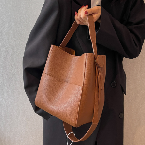 กระเป๋าสะพายไหล่ทรงถังขนาดใหญ่สำหรับผู้หญิง กระเป๋าสะพายประจำวันแบบใหม่ ฤดูใบไม้ผลิและฤดูร้อน สไตล์ย้อนยุค กระเป๋าถือแบบสะพายไหล่ข้างเดียว