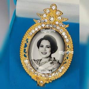 เข็มกลัดล็อกเก็ตล้อมเพชร พระบรมราชชนนีพันปีหลวง งานพรีเมี่ยม(พร้อมกล่อง) สวยงามละเอียดอ่อนมาก