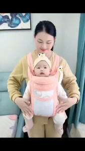 Pembawa Bayi Mudah Alih Ini Mempunyai Tali Bahu Boleh Laras Fabrik Lembut Dan Mesra Kulit Serta Gesper Keselamatan. Ia Merupakan Hadiah Yang Ideal Untuk Ibu Bapa Baharu Dan Sesuai Untuk Bayi Berumur 0-36 Bulan.
