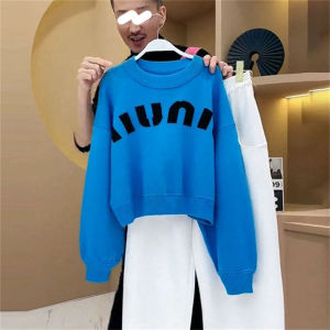 เสื้อสเวตเตอร์คอกลมพิมพ์ลายตัวอักษรแฟชั่นสำหรับผู้หญิง ทรงหลวม ลำลอง สวมใส่สบาย ฤดูใบไม้ผลิ 2025 เสื้อตัวบนคอตตอนผสมโพลีเอสเตอร์