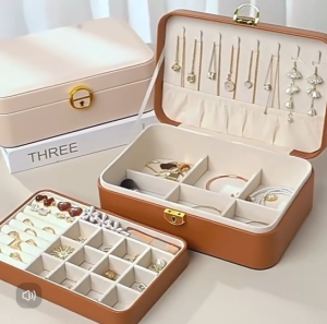 กล่องเครื่องประดับทรงสี่เหลี่ยมผืนผ้า จุเครื่องประดับได้เยอะ พร้อมกุญแจล็อค พร้อมส่งจากไทย