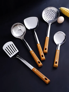 ตะหลิวสแตนเลส ตะหลิว ทัพพี ตาตีมือ ชุดกระบวย 5อย่าง กระบวย ตะหลิว  สแตนเลส ชุดตะหลิว แข็งแรง ทนทาน ตะหลิวด้ามไม้ จับถนัดมือ ของแท้ ชุดเครื่องครัว อุปกรณ์ทำอาหาร สแตนเลส ตะหลิวด้ามไม้ Y15