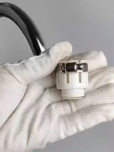 ก๊อกน้ำ หัวแปลงก๊อกน้ำ ให้ใช้ได้กับทุกก๊อก ใช้ในกรณีที่ต้องการแปลงหัวก๊อกในการต่ออุปกรณ์ดครื่องใช้ต่างๆ สายเครื่องซักผ้า