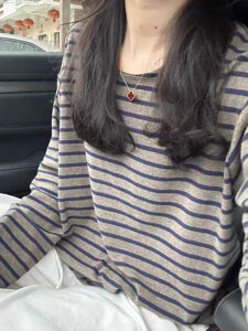 เสื้อยืดคอกลมแขนยาวผ้านุ่มสไตล์ฝรั่งเศสสำหรับผู้หญิงในฤดูใบไม้ร่วงและฤดูหนาว เสื้อชั้นในลายทางเนื้อนุ่มสบาย