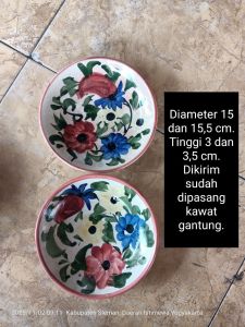 2 buah piring keramik lukis gambar bunga di buat seperti antik kuno untuk dekorasi hiasan dinding sudah di pasang kawat tinggal di gantung