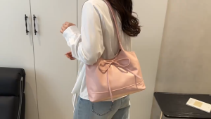 SEA YADOU  กระเป๋าใบเล็กผู้หญิงสไตล์ใหม่อินเทรนด์ยุโรปและอเมริกาเรียบง่ายบรรยากาศกระเป๋าสะพายไหล่เนื้อพร็อพกระเป๋าสี่เหลี่ยมเล็กช่องเล็ก