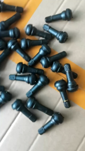 BABEDUO 100Pcs TR-413 Tubeless Valve Stems Short Black Rubber Snap In Tire Valves Universal for Vehicle Tire Repair
