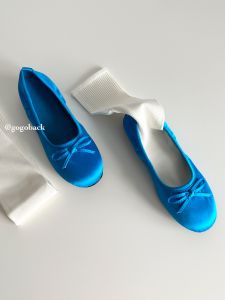 รองเท้าบัลเลต์พื้นนุ่มสีน้ำเงิน Gogoback หัวกลม ด้านบนทำจากผ้าไหม หัวเข็มขัดผีเสื้อ รองเท้าสวมแบบสวมสบายสำหรับใส่ไปทำงาน