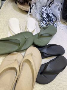 Flip-flops with touching characters beach slippers toe clippings one-foot wear simple commuting outerwear slippers