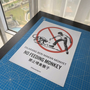 No Feeding Monkey. Dilarang Beri Makan Monyet. 禁止喂食猴子. Premium Sticker Prohibition Sign. Prohibited Label Notice Signage. Laminated Waterproof Scratch Resistant. Suitable for Indoor and Outdoor.