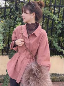 เสื้อเชิ้ตคอปกปิดกระดูกไหปลาร้าสไตล์ฮ่องกงสำหรับผู้หญิง ฤดูใบไม้ร่วง คอลเลกชันฤดูใบไม้ร่วง 2023 เสื้อเชิ้ตผู้หญิงทรงหลวมแขนยาว