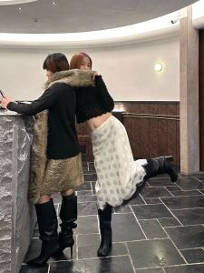 กระโปรงทรงเอเอวสูงลายจุดสไตล์ Miu กระโปรงสั้นผ้าลูกไม้ผสมไตรอะซิเตทสำหรับผู้หญิงในฤดูใบไม้ผลิและฤดูร้อนปี 2024