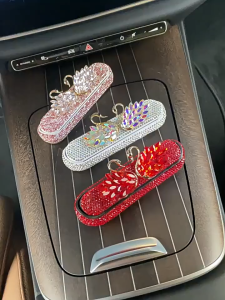 Bảng Gắn Số Điện Thoại Trên Taplo Ô Tô Đính Đá Cao Cấp – Mix Thiên Nga Sang Trọng