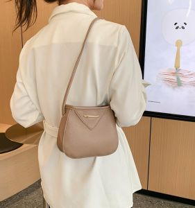 Large Capacity Bucket Bag Womens 2023 New Autumn Winter Arm Shoulder Bag Mobile Commuter Small Bag for Work Commuting