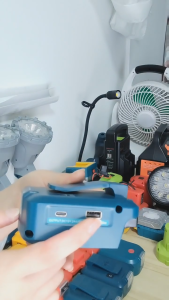 Chân chuyển đổi ADP05 nguồn điện 21V từ pin máy công cụ thành sạc dự phòng hỗ trợ sạc nhanh 18W