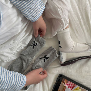 Hàn Quốc phong cách Ins Gót Bow vớ ngắn Miumiu Phong Cách Phụ Nữ Đơn Giản Màu Đen Và xám trắng Với Giày da nhỏ Ngắn Xếp Chồng Lên Nhau Vớ