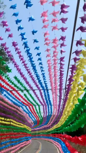 【100pcs】พร้อมส่ง DIY กังหันลม 7 สี ของเล่นกังหันลมพลาสติก พลาสติกเส้นผ่านศูนย์กลาง 17cm ของเล่นกลางแจ้ง ตกแต่งสวน ปาร์ตี้สนามหญ้า วัสดุกันน้ําและกันแดด