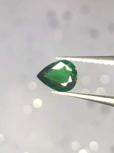 สิ่งมหัศจรรย์สีเขียวสดใส 🌿 Tsavorite ธรรมชาติ 0.50 กะรัต 6.6x5x2.1 มม. A vibrant green wonder 🌿 Natural Tsavorite 0.50cts 6.6x5x2.1mm